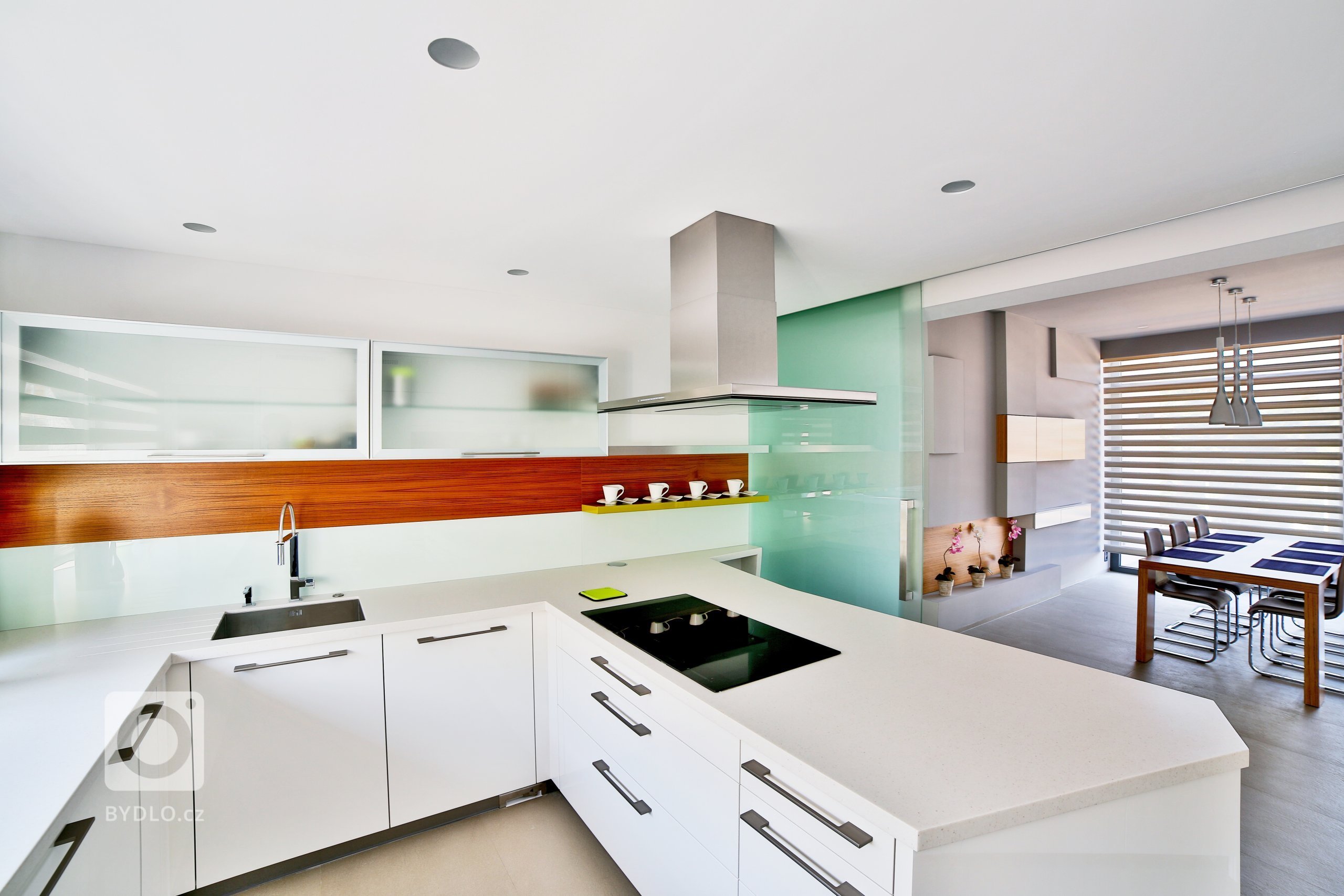 Bílá kuchyně