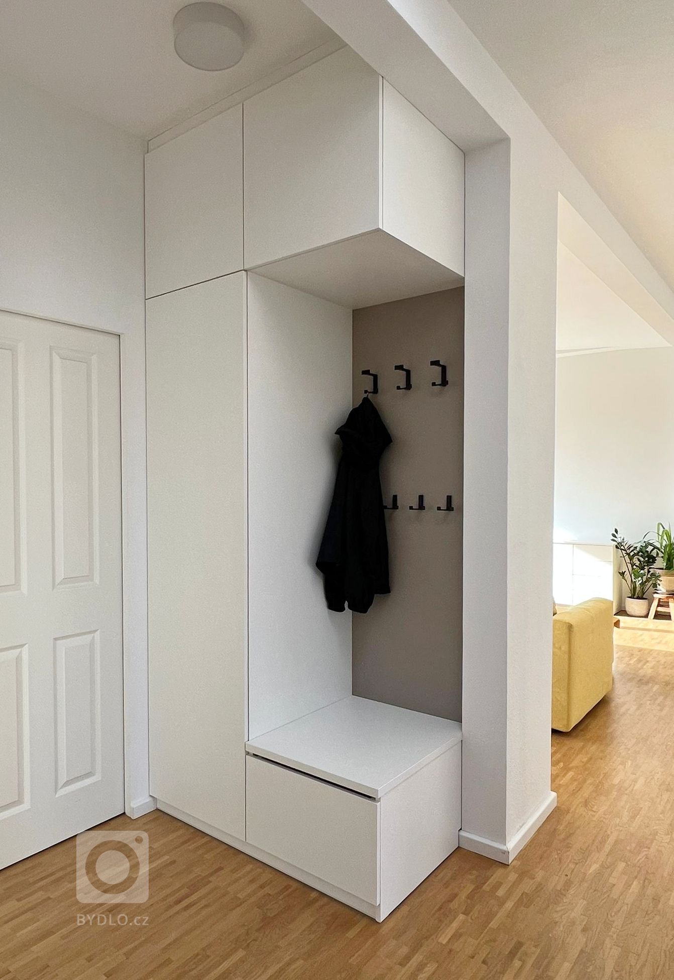 BYT V CIHLOVÉM DOMĚ 100M2 - PROJEKT NA DÁLKU ONLINE
Vzhledem k lokaci místa probíhal celý návrh interiéru na dálku. V době návrhu byly v bytě klientů nájemníci…