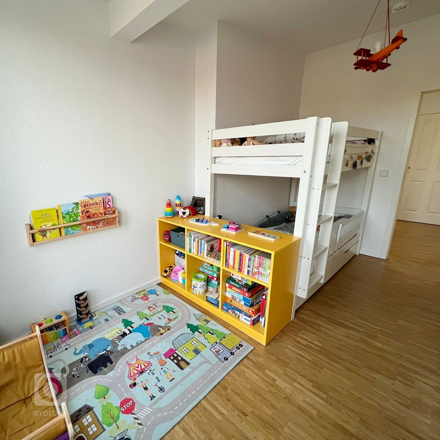 BYT V CIHLOVÉM DOMĚ 100M2 - PROJEKT NA DÁLKU ONLINE
Vzhledem k lokaci místa probíhal celý návrh interiéru na dálku. V době návrhu byly v bytě klientů nájemníci…