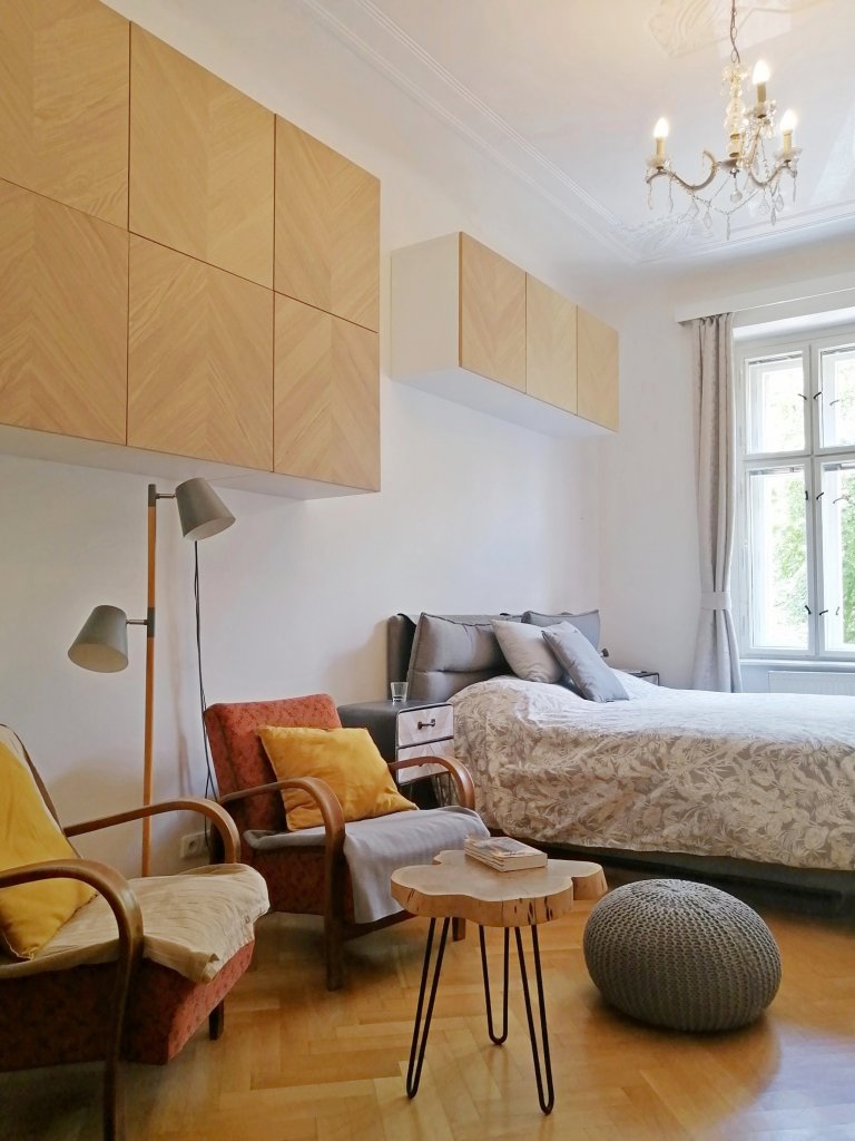 DĚTSKÝ A OBÝVACÍ POKOJ V JEDNOM
Klienti měli původně v plánu časem přenechat svoji ložnici dětem a tak vznikl projekt s návrhem budoucího umístění postele pro…