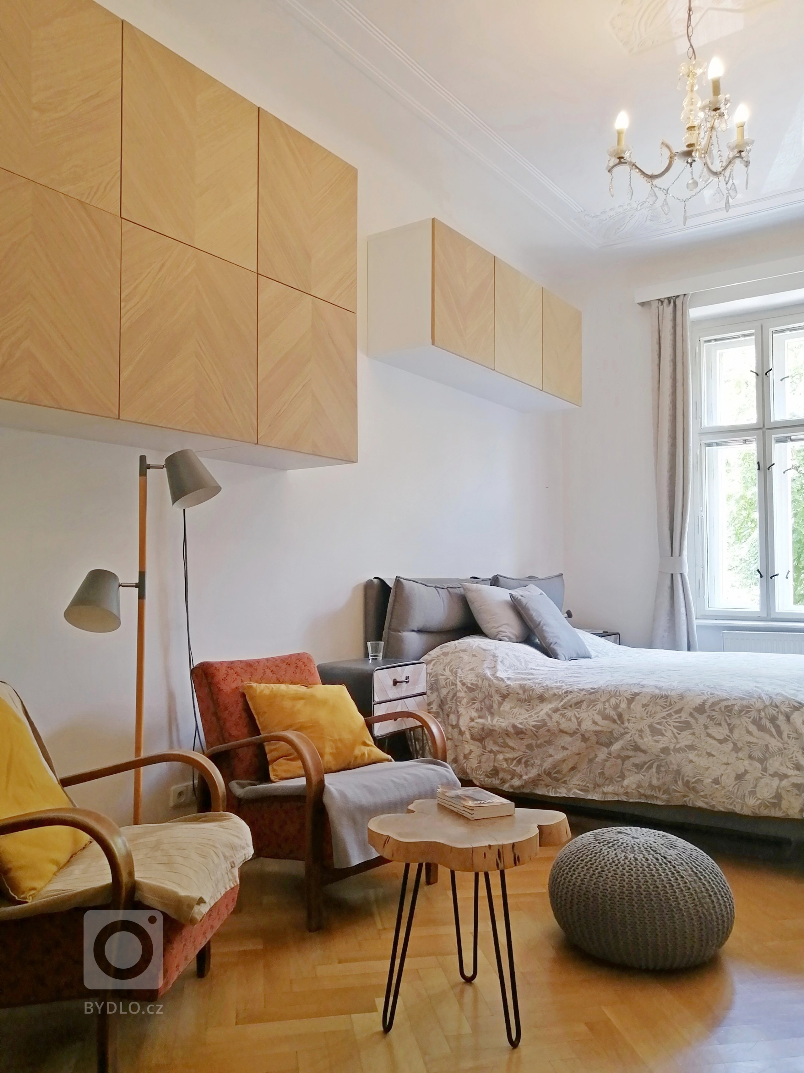 DĚTSKÝ A OBÝVACÍ POKOJ V JEDNOM
Klienti měli původně v plánu časem přenechat svoji ložnici dětem a tak vznikl projekt s návrhem budoucího umístění postele pro…