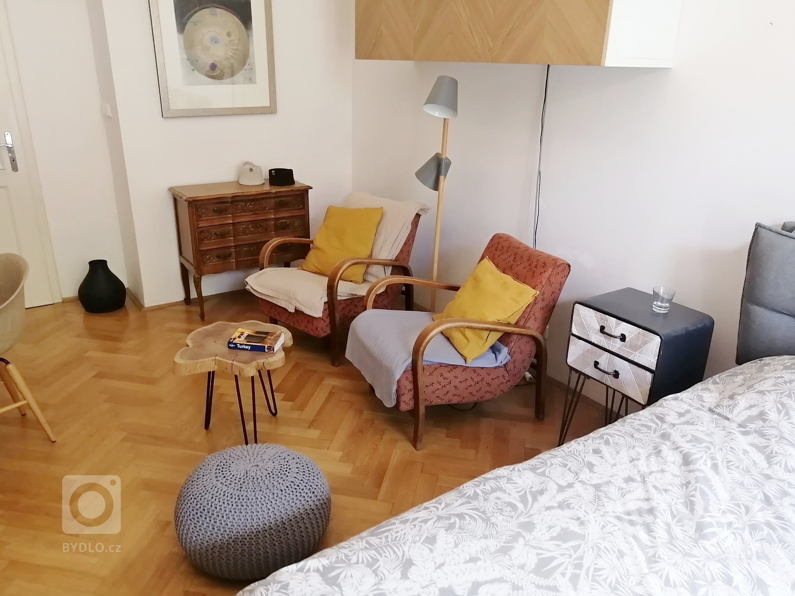 DĚTSKÝ A OBÝVACÍ POKOJ V JEDNOM
Klienti měli původně v plánu časem přenechat svoji ložnici dětem a tak vznikl projekt s návrhem budoucího umístění postele pro…