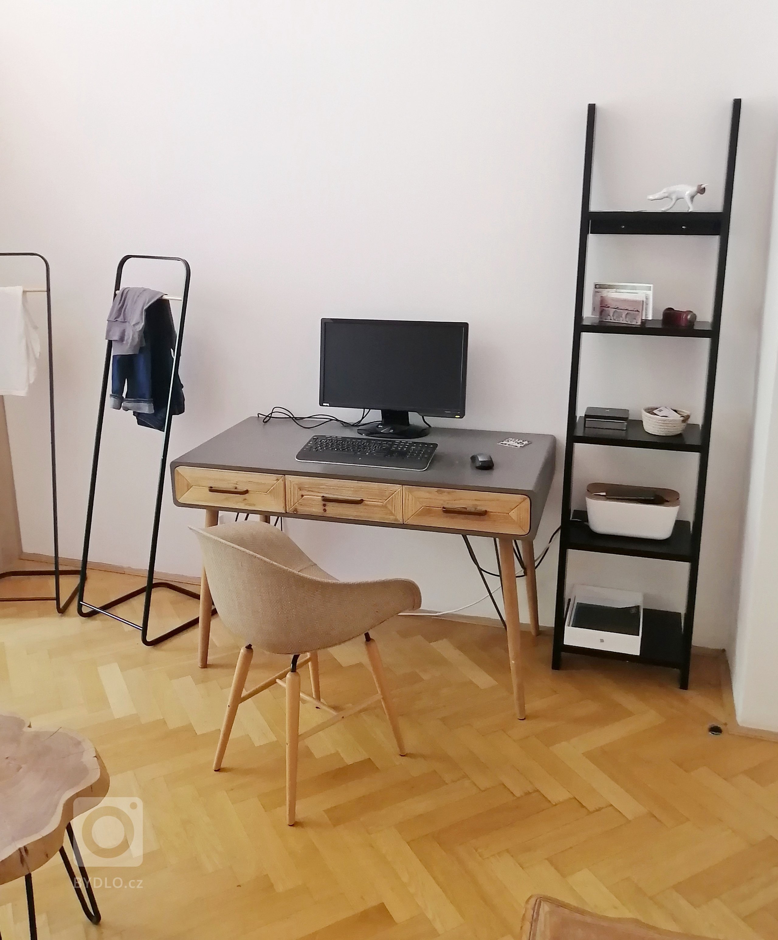 DĚTSKÝ A OBÝVACÍ POKOJ V JEDNOM
Klienti měli původně v plánu časem přenechat svoji ložnici dětem a tak vznikl projekt s návrhem budoucího umístění postele pro…