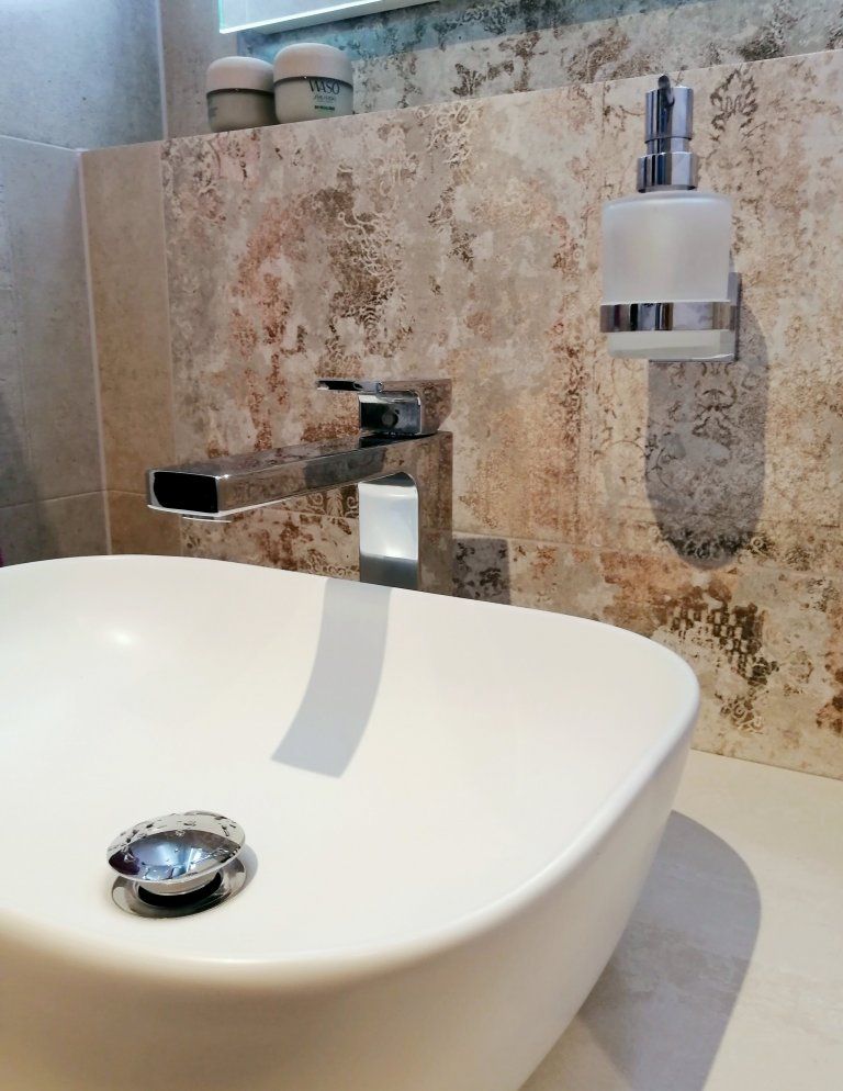 MODERNIZACE POVRCHŮ A VYBAVENÍ - KUCHYNĚ A KOUPELNA S WC
Poměrně veliký byt pro čtyřčlennou rodinu potřeboval již tzv. nový kabát. Klient požadoval bílé dveře,…