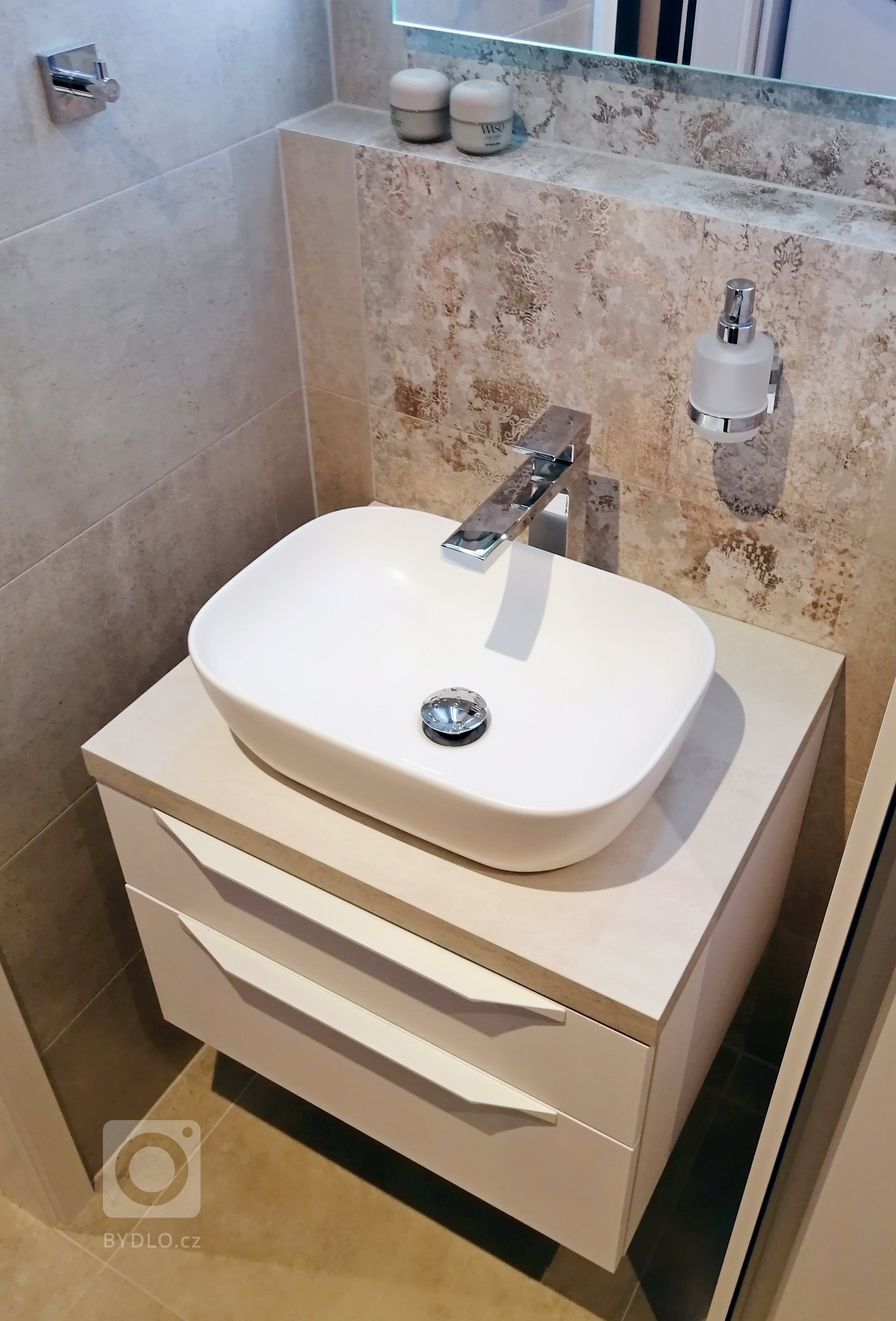 MODERNIZACE POVRCHŮ A VYBAVENÍ - KUCHYNĚ A KOUPELNA S WC
Poměrně veliký byt pro čtyřčlennou rodinu potřeboval již tzv. nový kabát. Klient požadoval bílé dveře,…