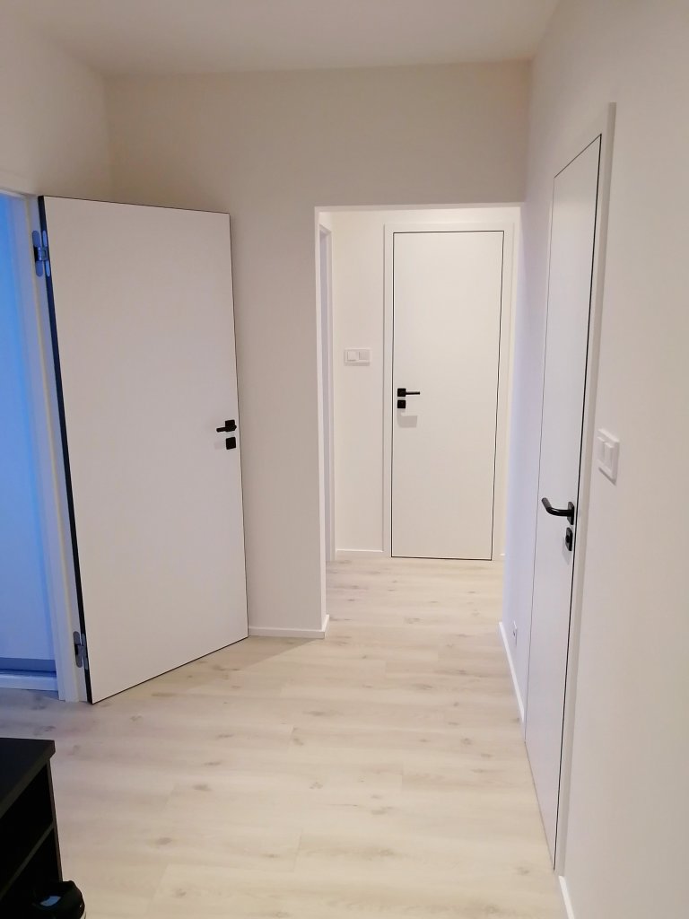 MODERNIZACE POVRCHŮ A VYBAVENÍ - KUCHYNĚ A KOUPELNA S WC
Poměrně veliký byt pro čtyřčlennou rodinu potřeboval již tzv. nový kabát. Klient požadoval bílé dveře,…