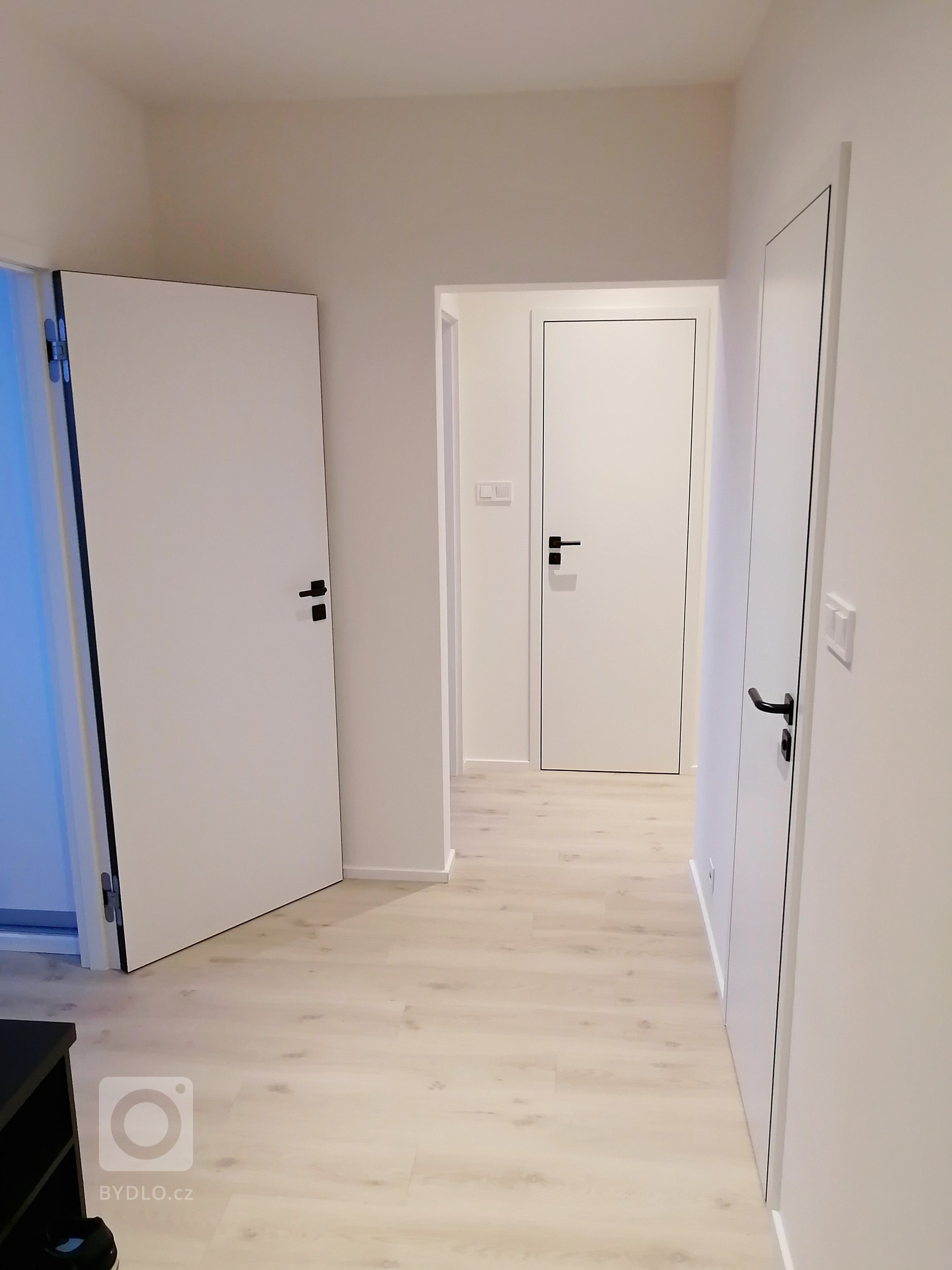 MODERNIZACE POVRCHŮ A VYBAVENÍ - KUCHYNĚ A KOUPELNA S WC
Poměrně veliký byt pro čtyřčlennou rodinu potřeboval již tzv. nový kabát. Klient požadoval bílé dveře,…