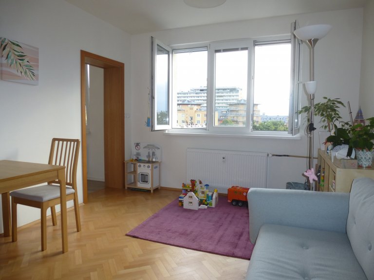 Průhled z obytné zóny do kuchyně