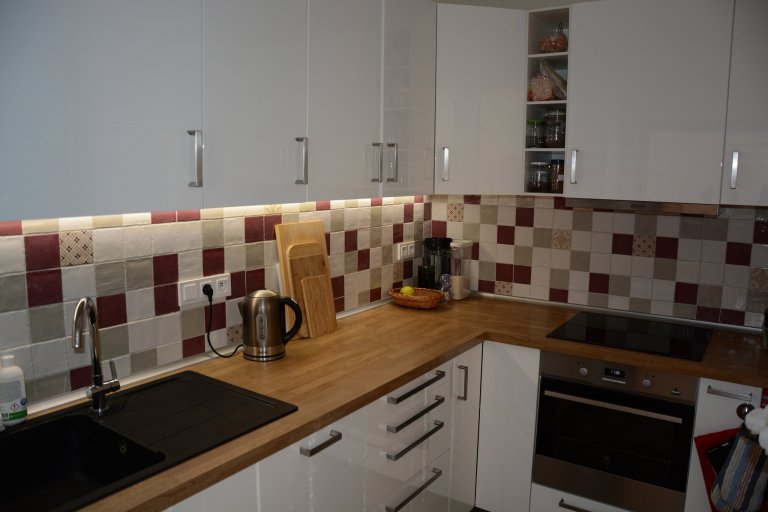 Originální kompozice obkladu za kuchyňskou linkou