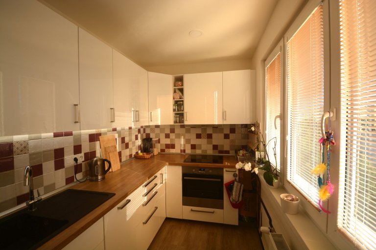 Kuchyně poskytuje dostatek prostoru pro vaření