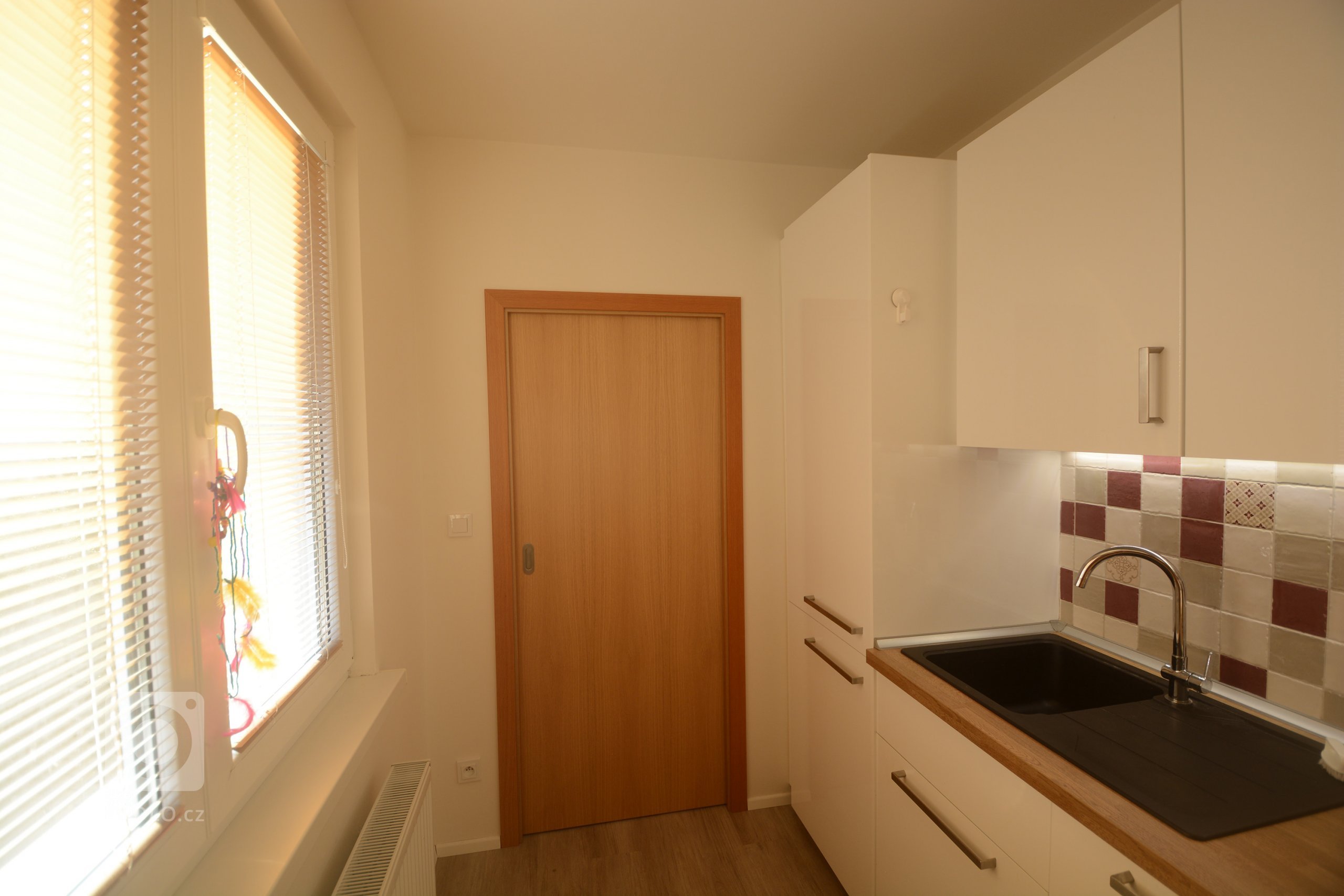 Dveře do kuchyně jsou posuvné do pouzdra- kuchyň lze od obytné zóny oddělit, anebo naopak dveře zcela schovat do pouzdra (předchozí fotografie)