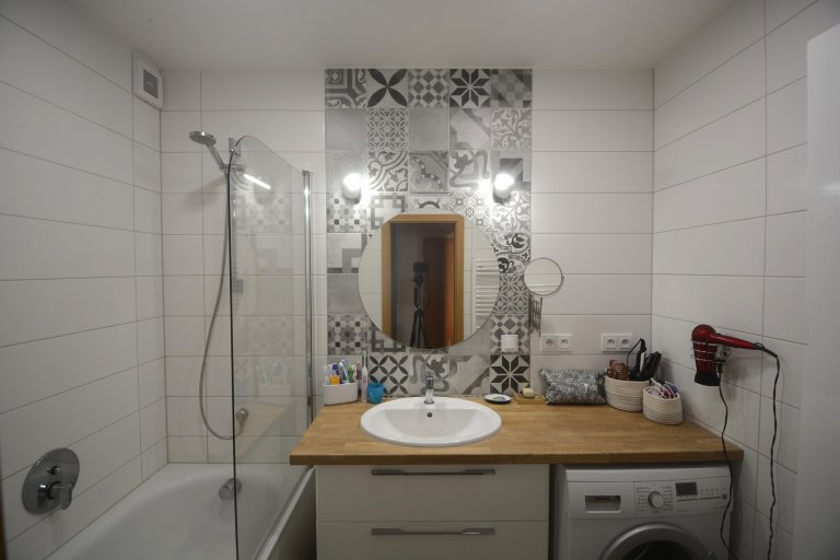 Změnou dispozice se nám porařilo výrazně zvětšit koupelnu