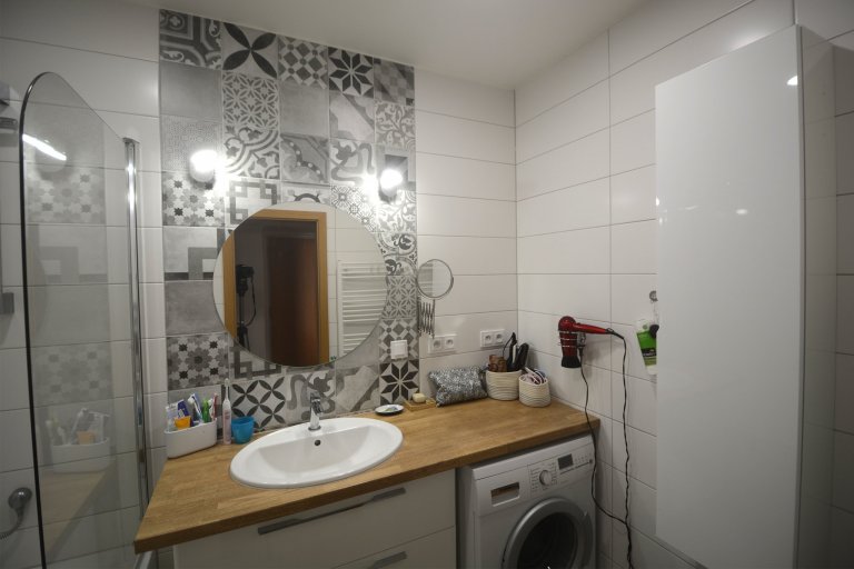 Pračka je prakticky umístěna pod umyvadlovým pultem