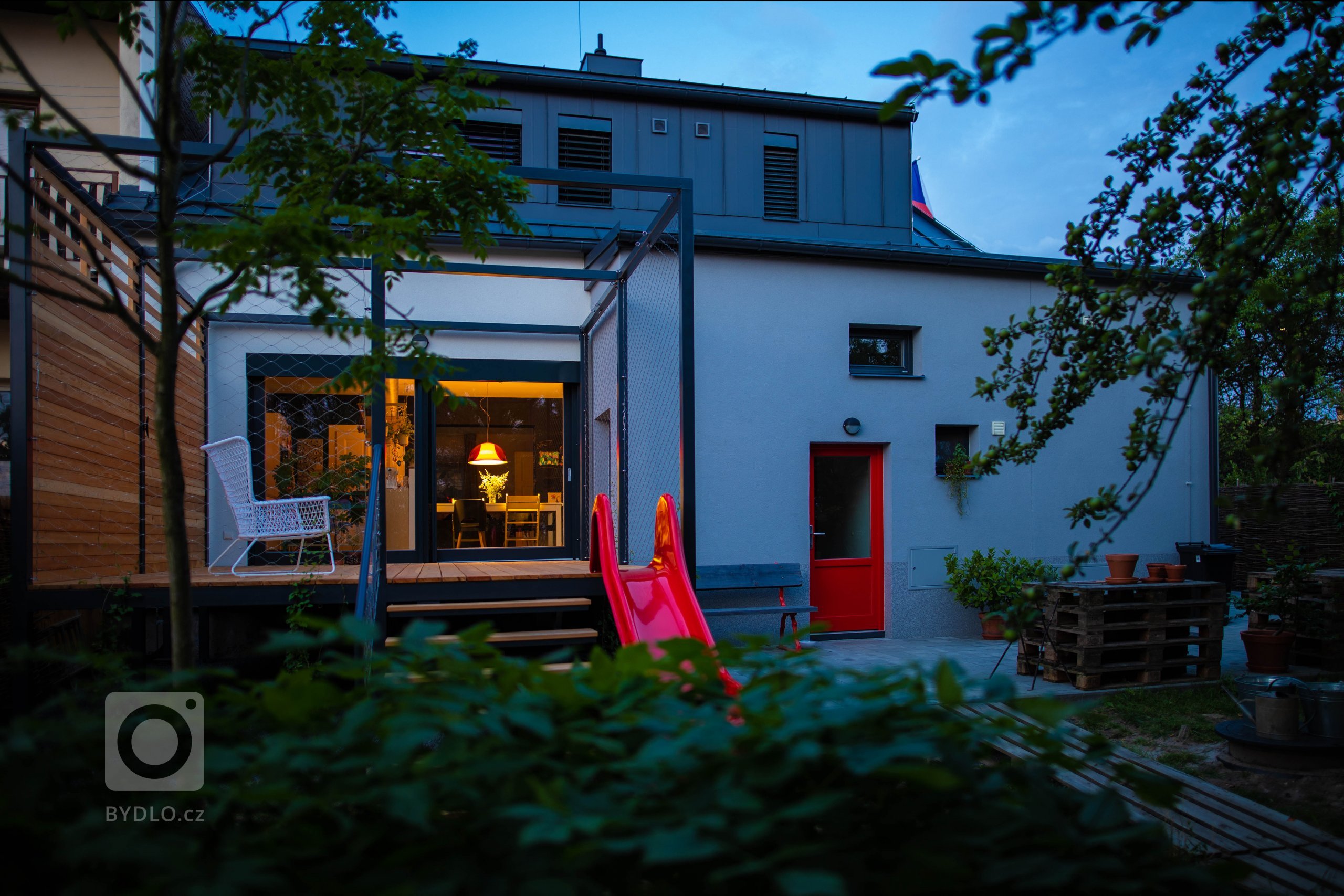 Celková rekonstrukce poloviny dvojdomu v Novém Jičíně z roku 1930. Snaha o maximální zachování genia loci ve spojení s nároky a potřebami mladé rodiny.
