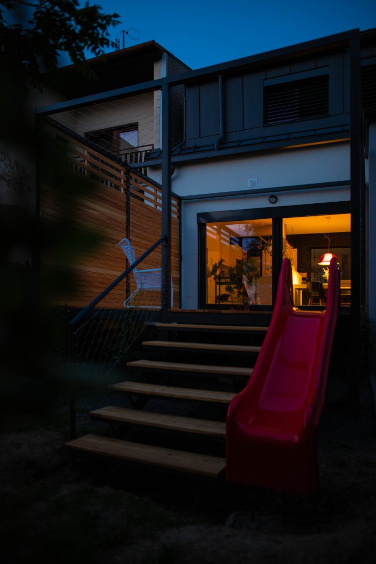 Celková rekonstrukce poloviny dvojdomu v Novém Jičíně z roku 1930. Snaha o maximální zachování genia loci ve spojení s nároky a potřebami mladé rodiny.
