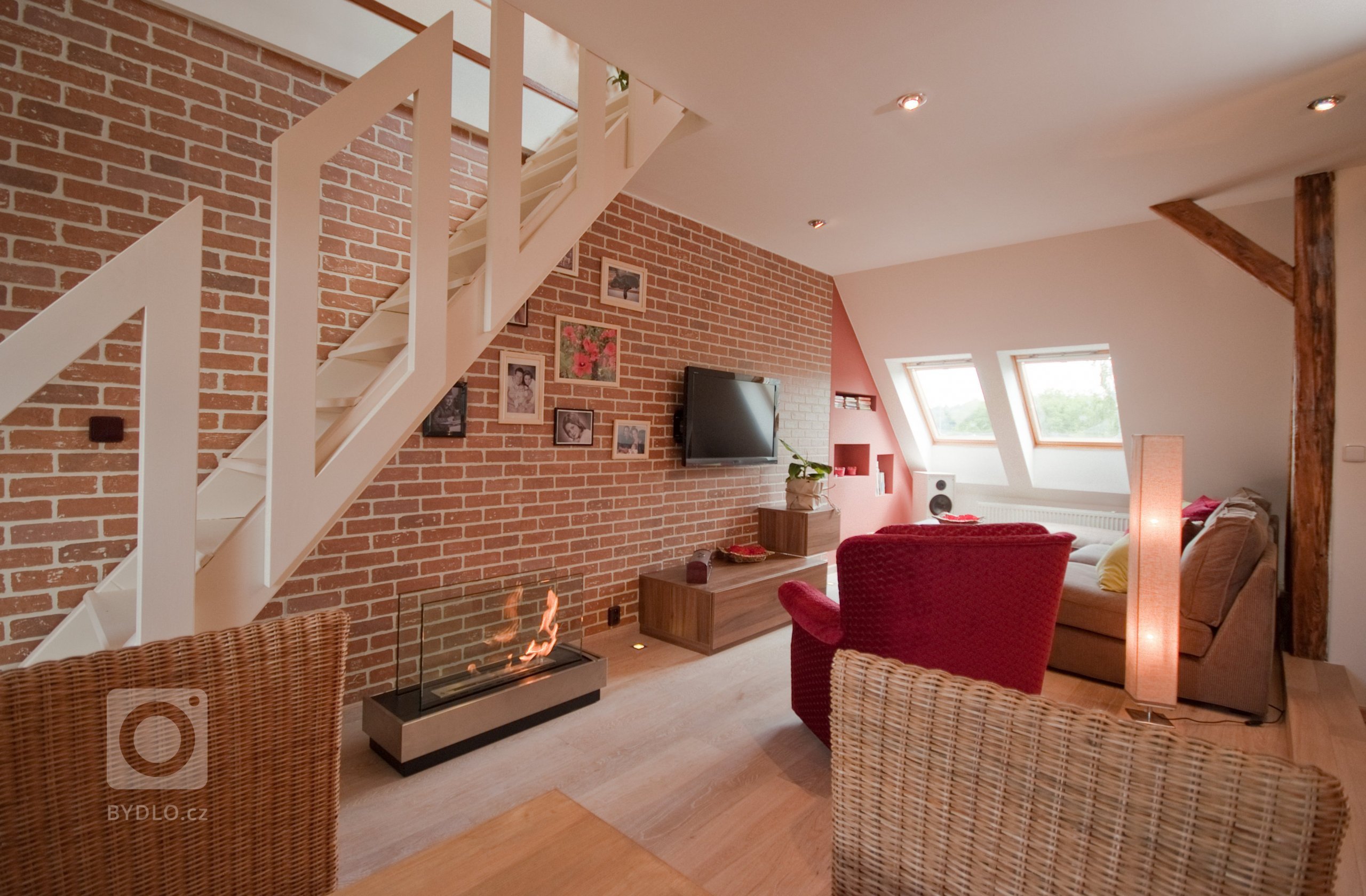 Návrh a realizace pokroví v přírodním stylu. Převládaly zde spíše zemité tóny, oživené vínovou a zelenou&nbsp;barvou.
