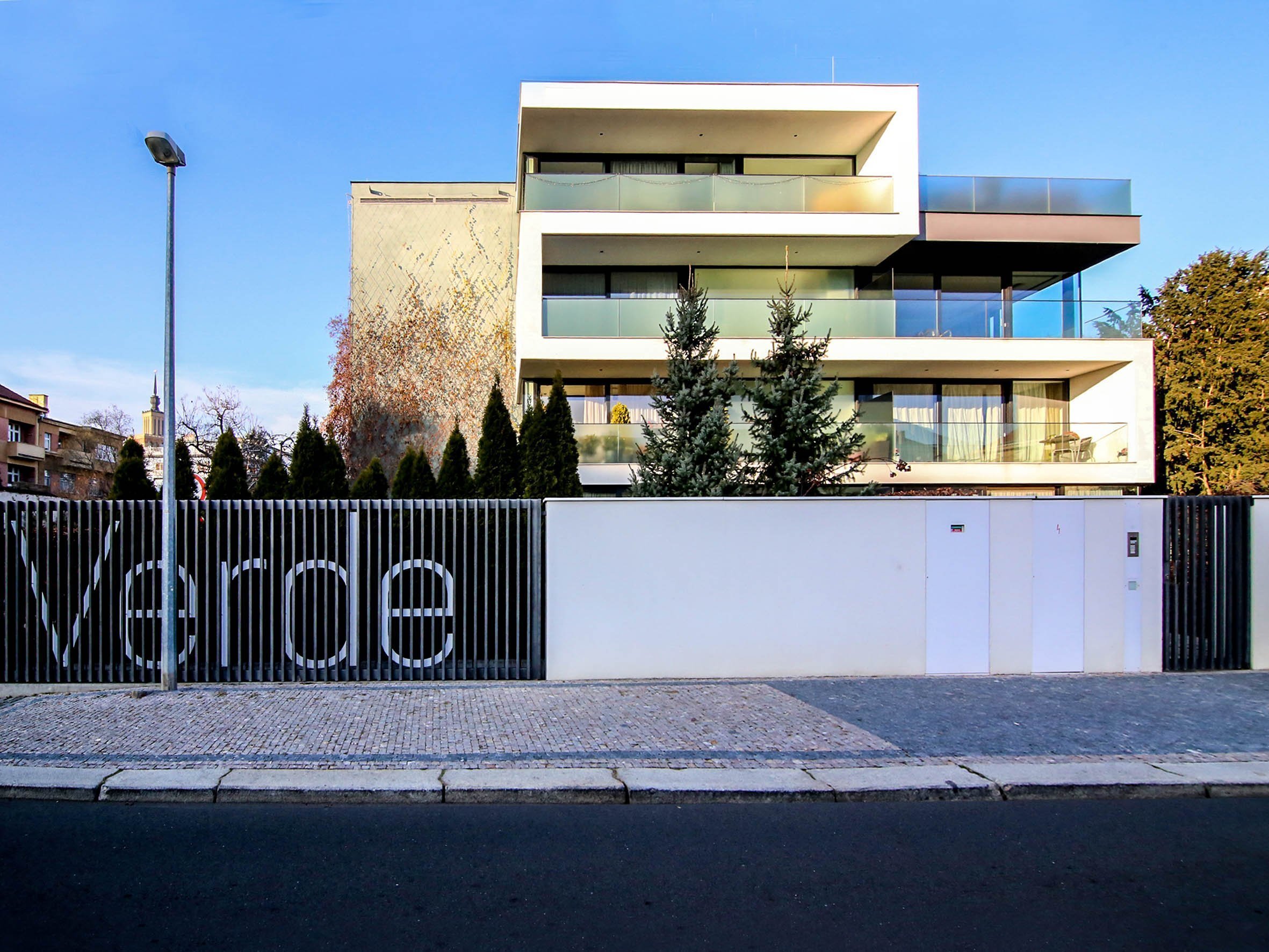 Rezidenční projekt v Pražské Bubenči navržený ve spoluprácí s architektem Martinem Sladkým. Moderní vilu tvoří 2 prolnuté kvádry. První je celoprosklený…