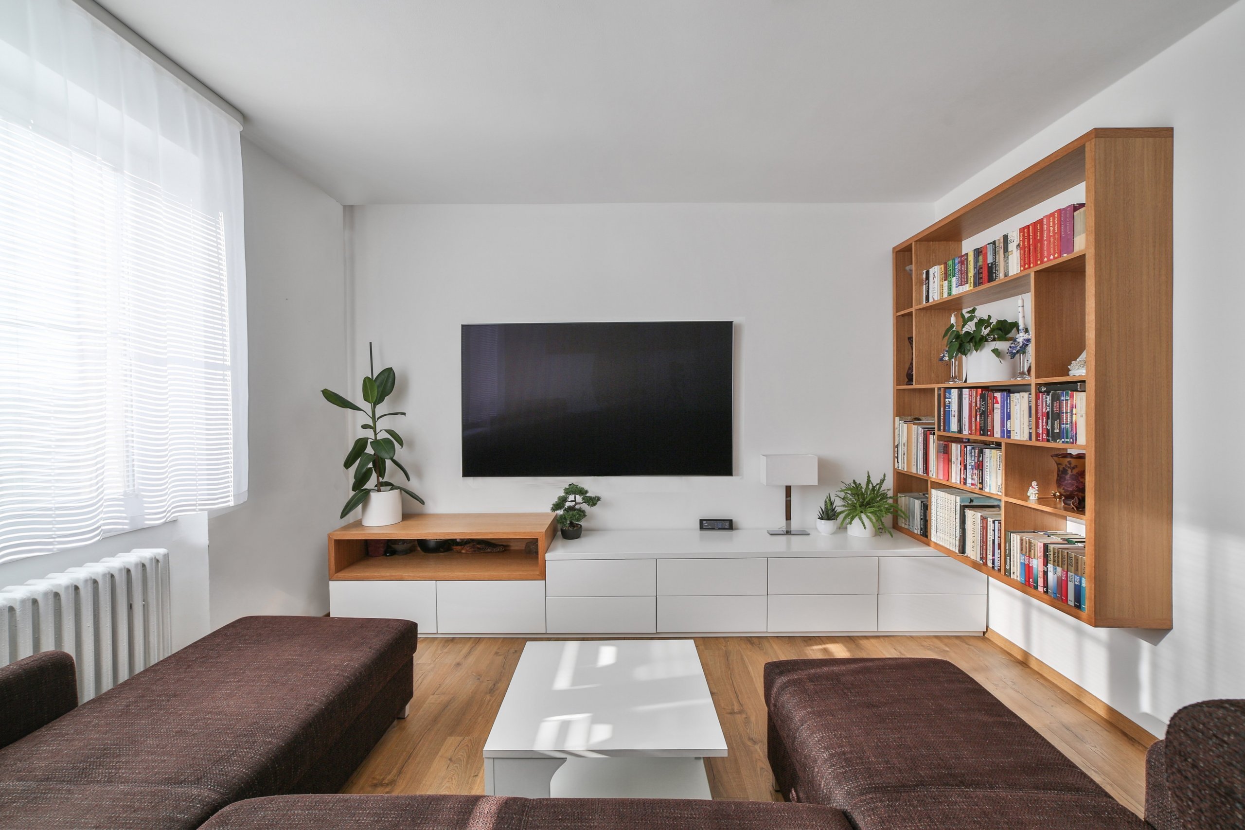 Interiér přízemí rodinného domku v Modřanech.&nbsp; Starší pár chtěl zrekonstruovat část domku, kde dlouho bydlela jejich babička. Obývací pokoj a kuchyň jsme…