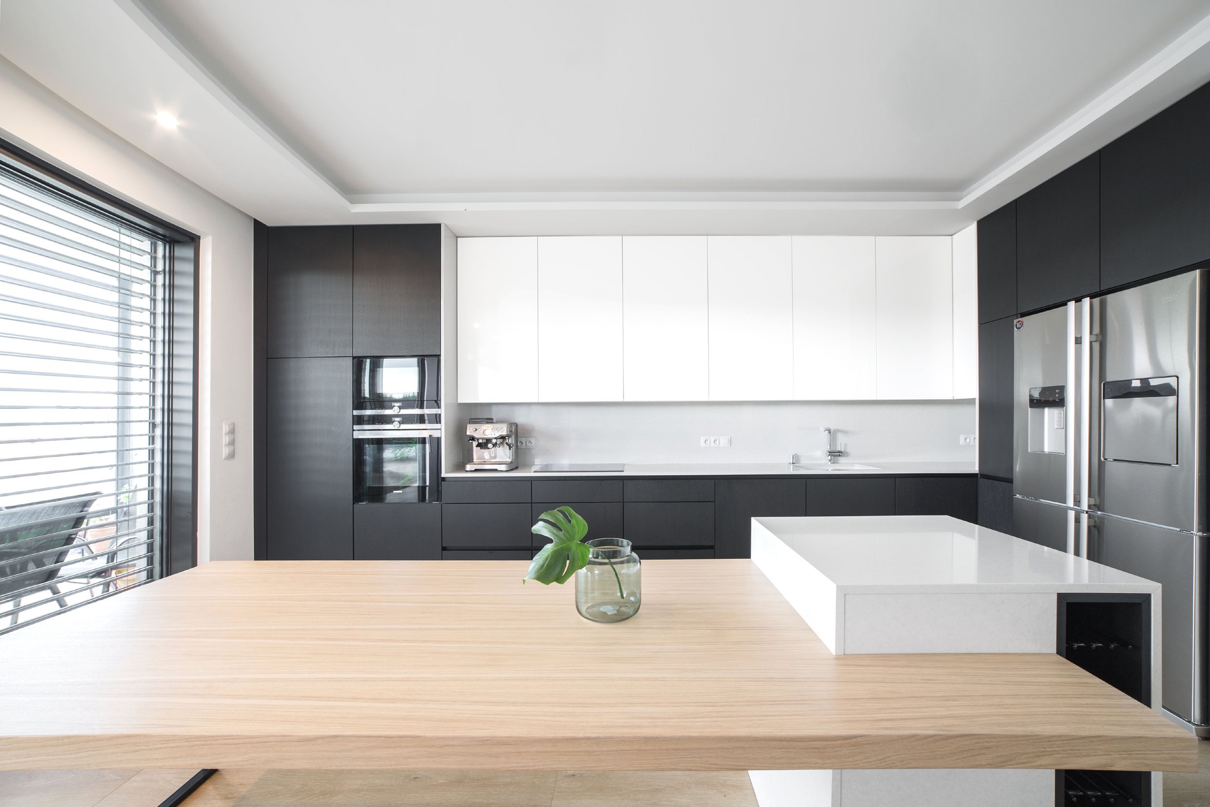 Jedná se o&nbsp; interiér dvojpodlažní vily v Horoměřicích. Celým domem se prolíná jednoduché minimalistické pojetí. Hlavní obytný prostor je hodně vzdušný,…