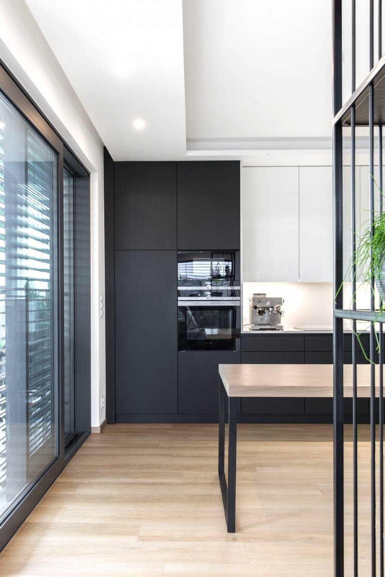 Jedná se o&nbsp; interiér dvojpodlažní vily v Horoměřicích. Celým domem se prolíná jednoduché minimalistické pojetí. Hlavní obytný prostor je hodně vzdušný,…