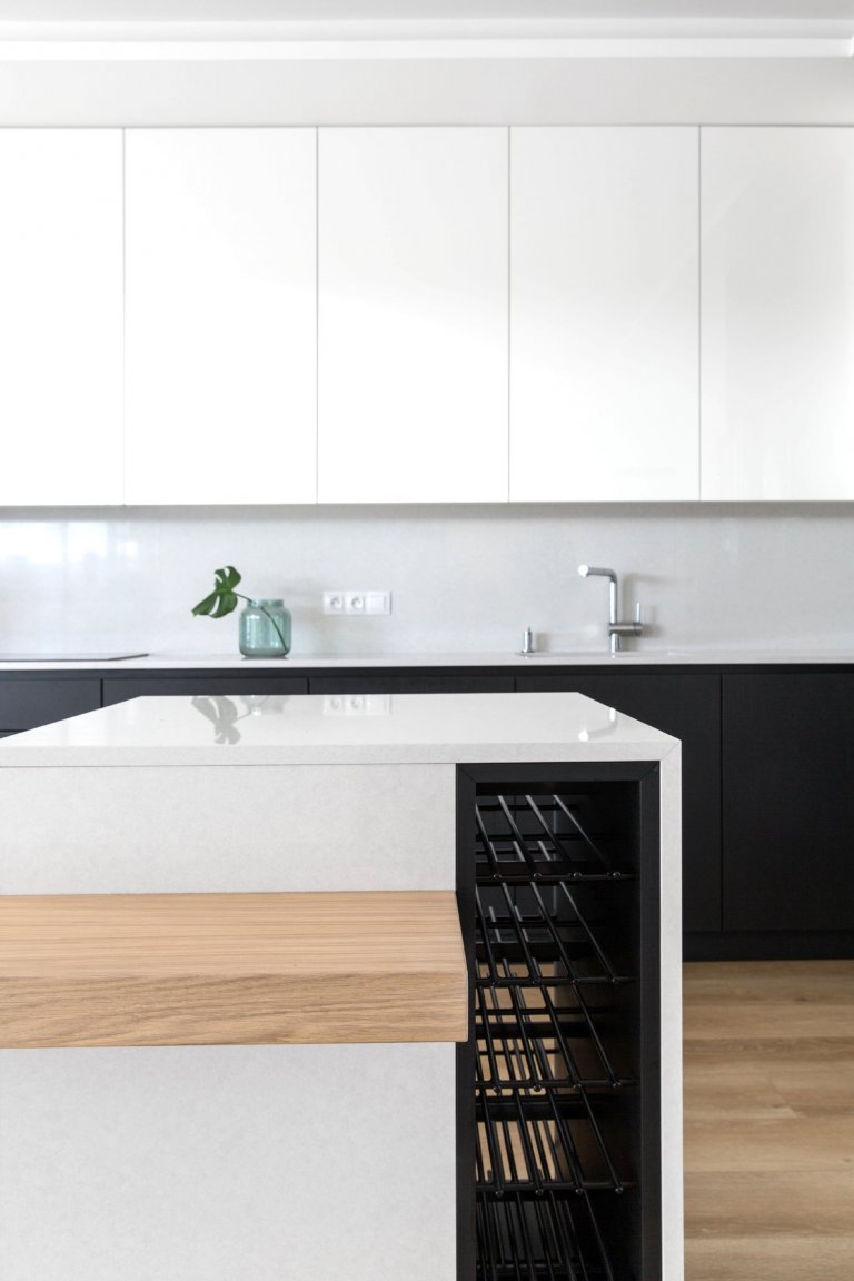 Jedná se o&nbsp; interiér dvojpodlažní vily v Horoměřicích. Celým domem se prolíná jednoduché minimalistické pojetí. Hlavní obytný prostor je hodně vzdušný,…