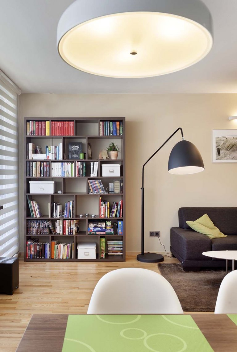 Mladý pár chtěl navrhnout komplet celý byt 2 kk o rozloze 70 m2. Hlavní obytným prostorem je spojená kuchyně s obývací částí, kde předěl vytváří středová stěna…