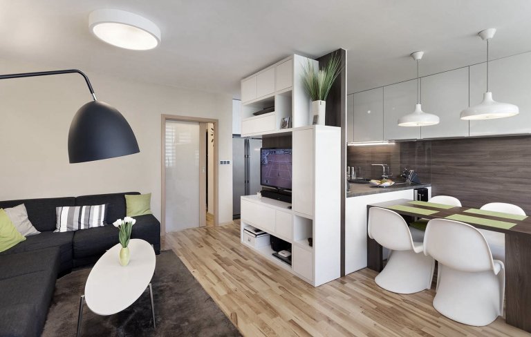 Mladý pár chtěl navrhnout komplet celý byt 2 kk o rozloze 70 m2. Hlavní obytným prostorem je spojená kuchyně s obývací částí, kde předěl vytváří středová stěna…