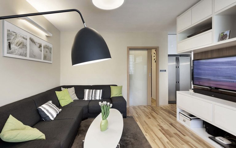 Mladý pár chtěl navrhnout komplet celý byt 2 kk o rozloze 70 m2. Hlavní obytným prostorem je spojená kuchyně s obývací částí, kde předěl vytváří středová stěna…