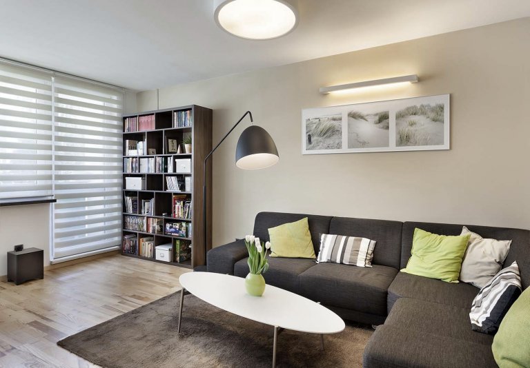 Mladý pár chtěl navrhnout komplet celý byt 2 kk o rozloze 70 m2. Hlavní obytným prostorem je spojená kuchyně s obývací částí, kde předěl vytváří středová stěna…