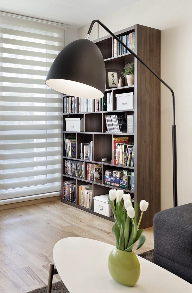 Mladý pár chtěl navrhnout komplet celý byt 2 kk o rozloze 70 m2. Hlavní obytným prostorem je spojená kuchyně s obývací částí, kde předěl vytváří středová stěna…