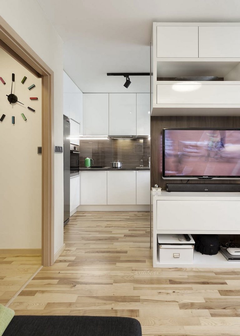 Mladý pár chtěl navrhnout komplet celý byt 2 kk o rozloze 70 m2. Hlavní obytným prostorem je spojená kuchyně s obývací částí, kde předěl vytváří středová stěna…