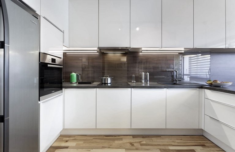 Mladý pár chtěl navrhnout komplet celý byt 2 kk o rozloze 70 m2. Hlavní obytným prostorem je spojená kuchyně s obývací částí, kde předěl vytváří středová stěna…