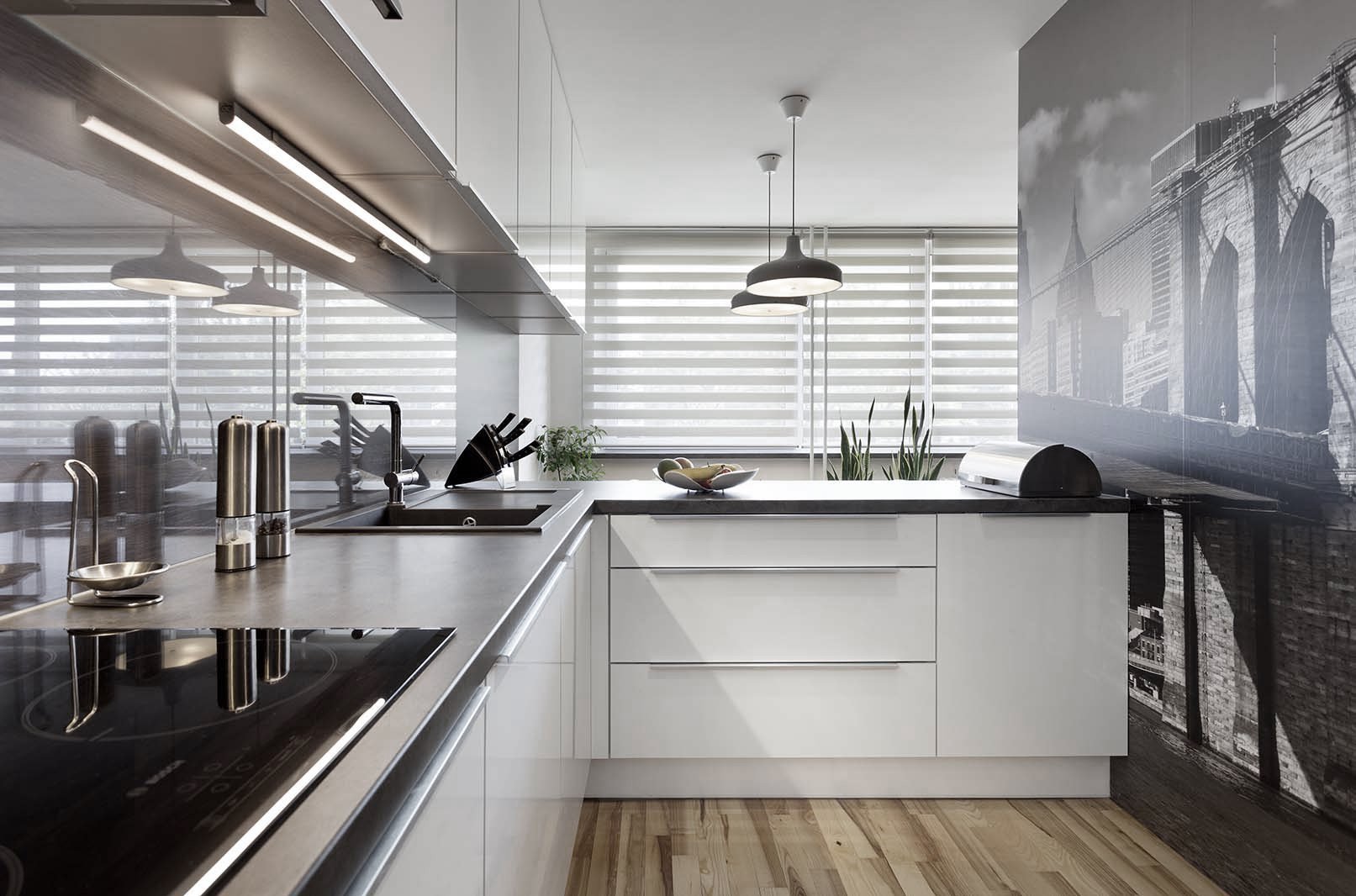 Mladý pár chtěl navrhnout komplet celý byt 2 kk o rozloze 70 m2. Hlavní obytným prostorem je spojená kuchyně s obývací částí, kde předěl vytváří středová stěna…