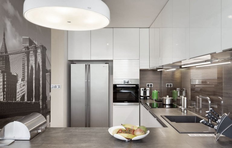 Mladý pár chtěl navrhnout komplet celý byt 2 kk o rozloze 70 m2. Hlavní obytným prostorem je spojená kuchyně s obývací částí, kde předěl vytváří středová stěna…