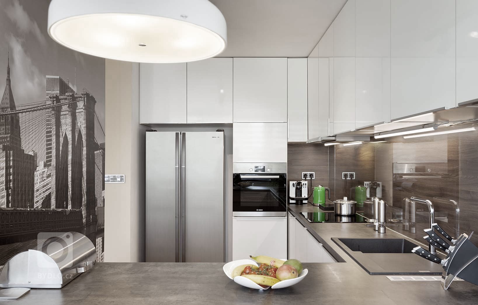 Mladý pár chtěl navrhnout komplet celý byt 2 kk o rozloze 70 m2. Hlavní obytným prostorem je spojená kuchyně s obývací částí, kde předěl vytváří středová stěna…