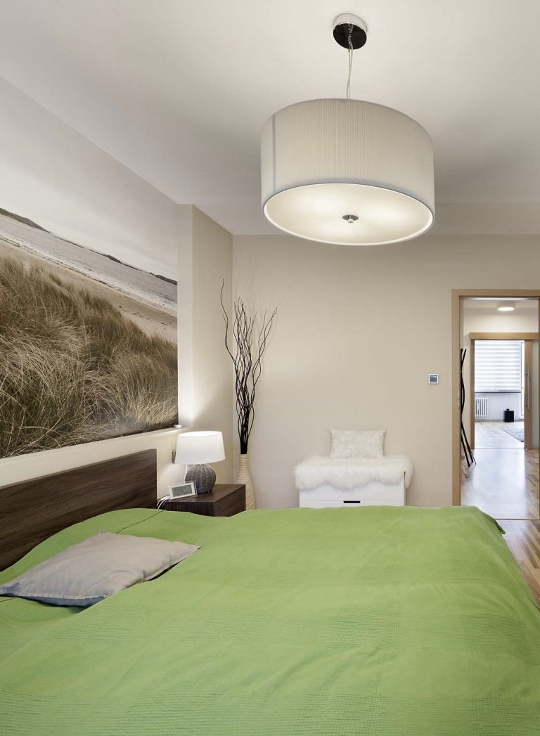 Mladý pár chtěl navrhnout komplet celý byt 2 kk o rozloze 70 m2. Hlavní obytným prostorem je spojená kuchyně s obývací částí, kde předěl vytváří středová stěna…