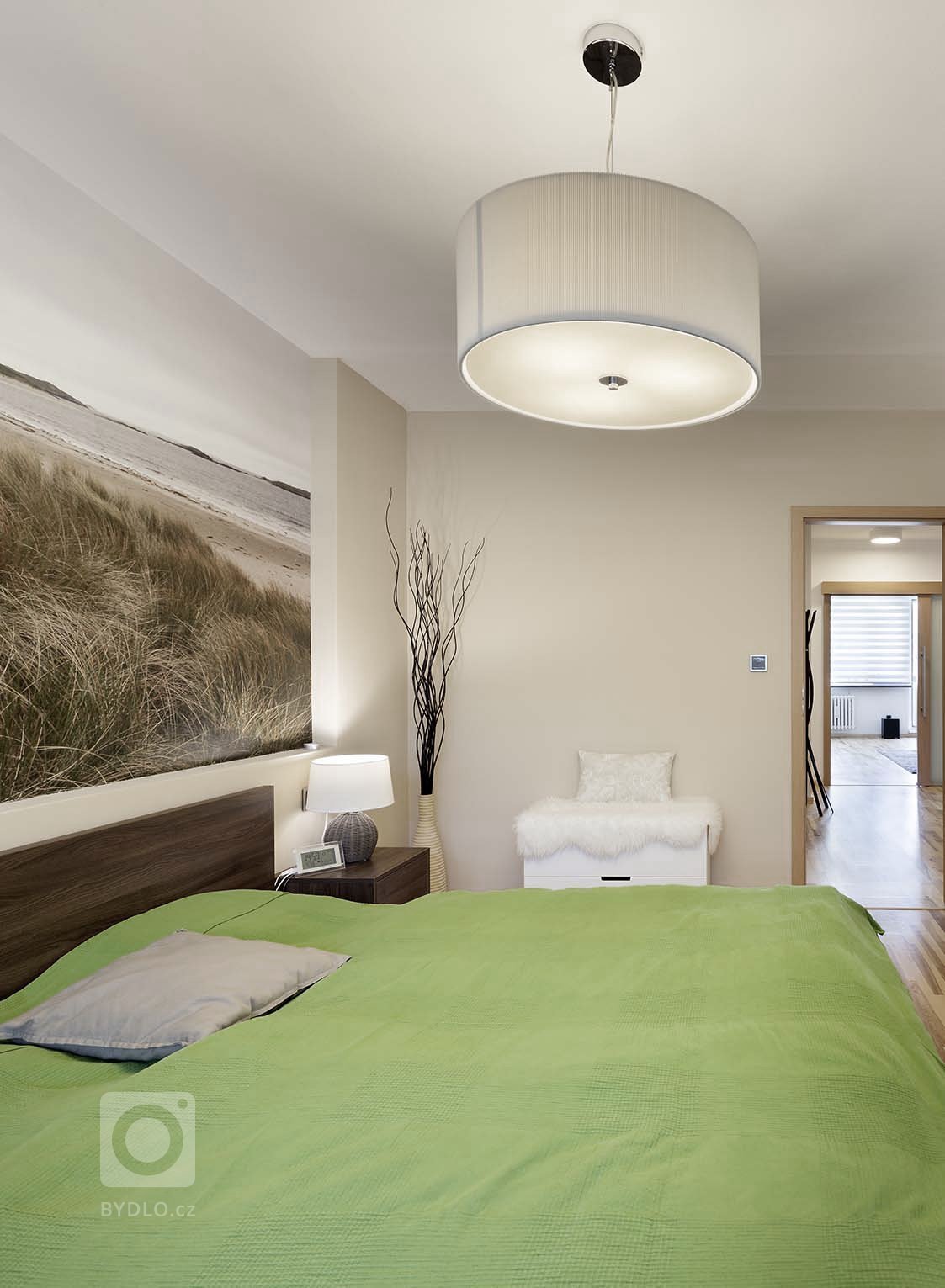 Mladý pár chtěl navrhnout komplet celý byt 2 kk o rozloze 70 m2. Hlavní obytným prostorem je spojená kuchyně s obývací částí, kde předěl vytváří středová stěna…