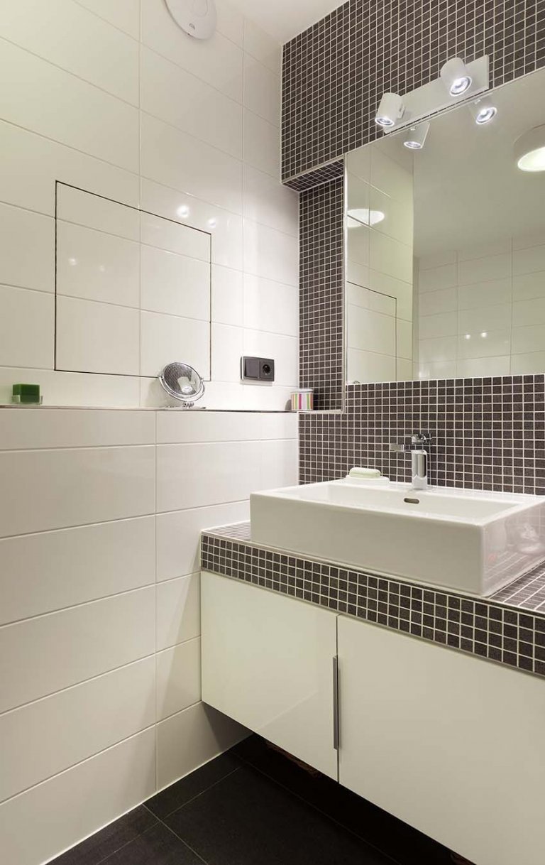 Mladý pár chtěl navrhnout komplet celý byt 2 kk o rozloze 70 m2. Hlavní obytným prostorem je spojená kuchyně s obývací částí, kde předěl vytváří středová stěna…