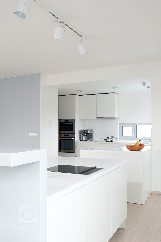 Světlý čistý a vzduný interiér vily na Bílé Hoře
