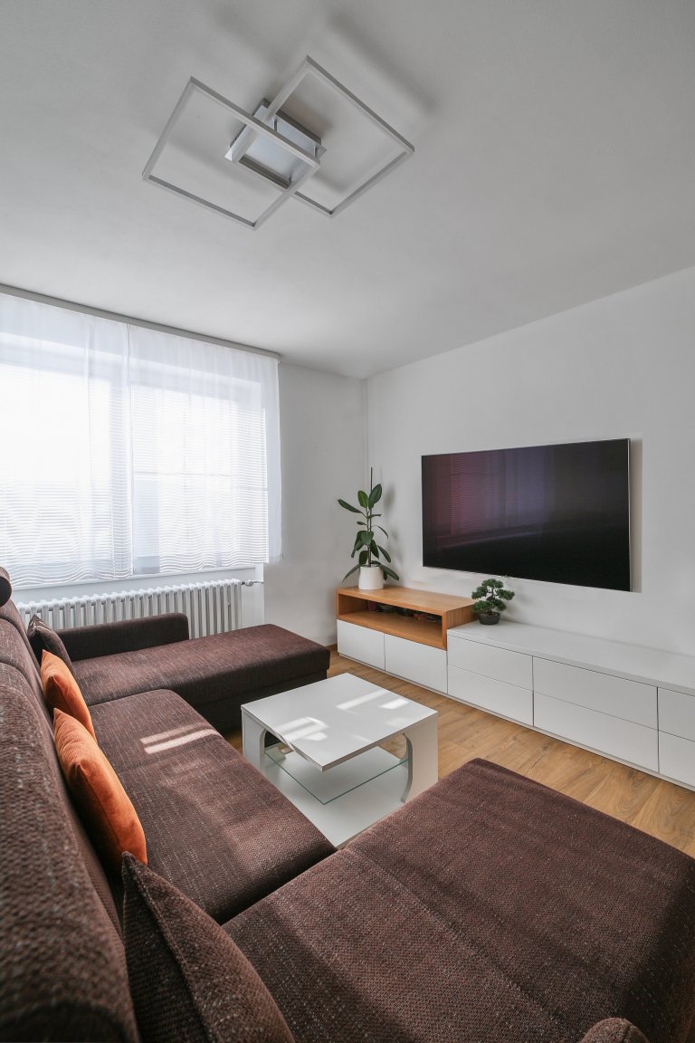 Interiér přízemí rodinného domku v Modřanech.&nbsp; Starší pár chtěl zrekonstruovat část domku, kde dlouho bydlela jejich babička. Obývací pokoj a kuchyň jsme…