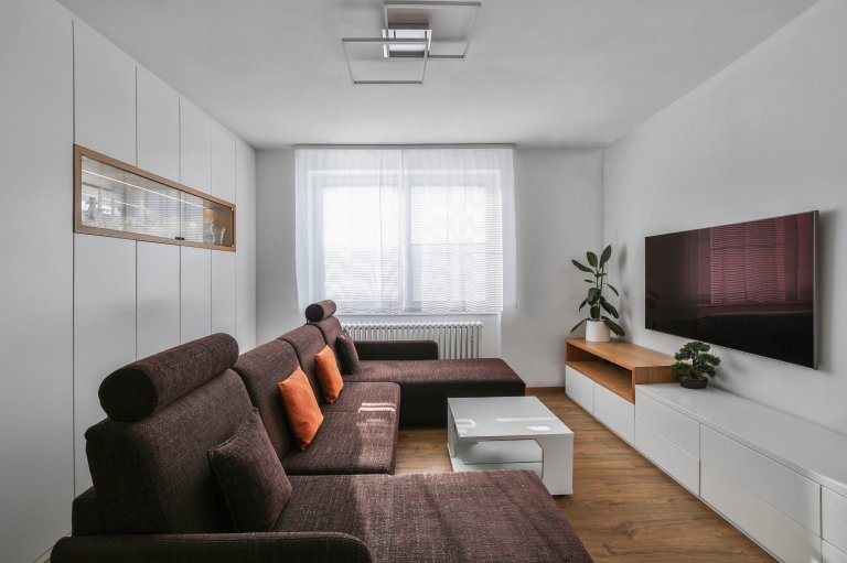 Interiér přízemí rodinného domku v Modřanech.&nbsp; Starší pár chtěl zrekonstruovat část domku, kde dlouho bydlela jejich babička. Obývací pokoj a kuchyň jsme…