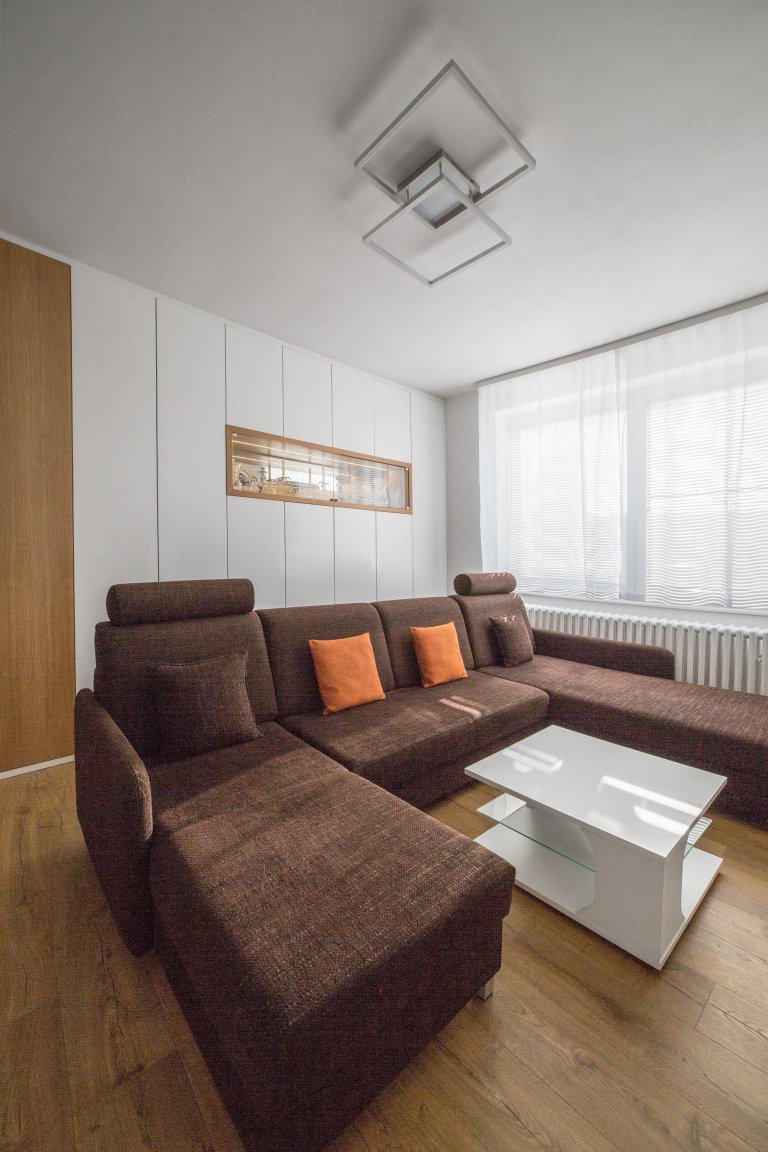 Interiér přízemí rodinného domku v Modřanech.&nbsp; Starší pár chtěl zrekonstruovat část domku, kde dlouho bydlela jejich babička. Obývací pokoj a kuchyň jsme…