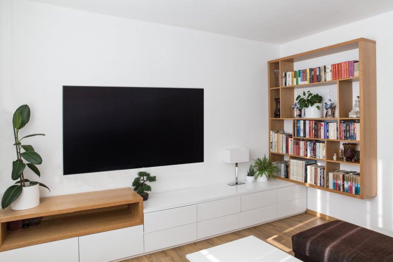 Interiér přízemí rodinného domku v Modřanech.&nbsp; Starší pár chtěl zrekonstruovat část domku, kde dlouho bydlela jejich babička. Obývací pokoj a kuchyň jsme…