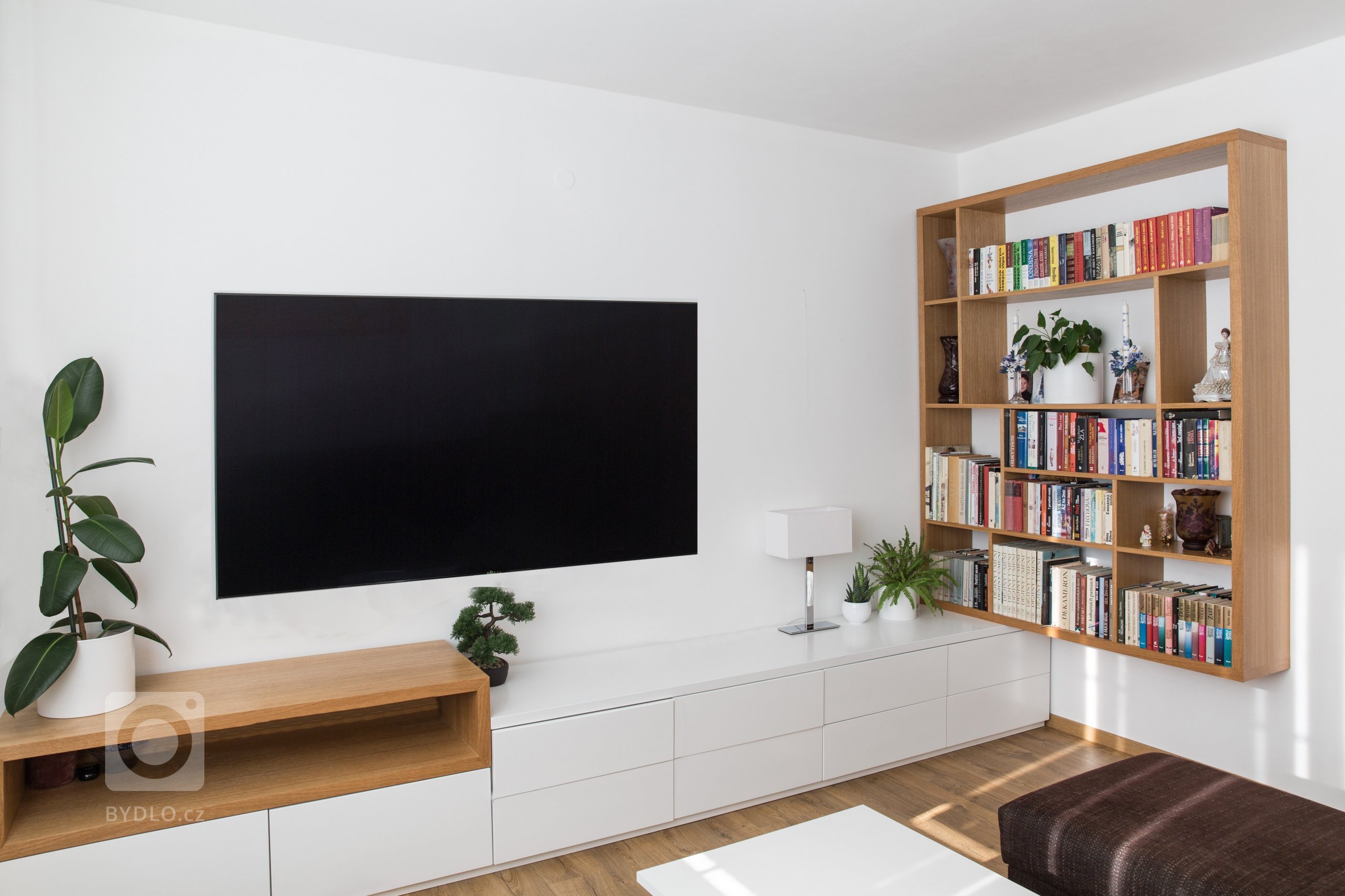 Interiér přízemí rodinného domku v Modřanech.&nbsp; Starší pár chtěl zrekonstruovat část domku, kde dlouho bydlela jejich babička. Obývací pokoj a kuchyň jsme…