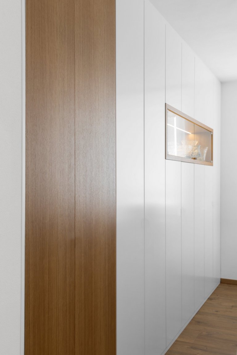 Interiér přízemí rodinného domku v Modřanech.&nbsp; Starší pár chtěl zrekonstruovat část domku, kde dlouho bydlela jejich babička. Obývací pokoj a kuchyň jsme…