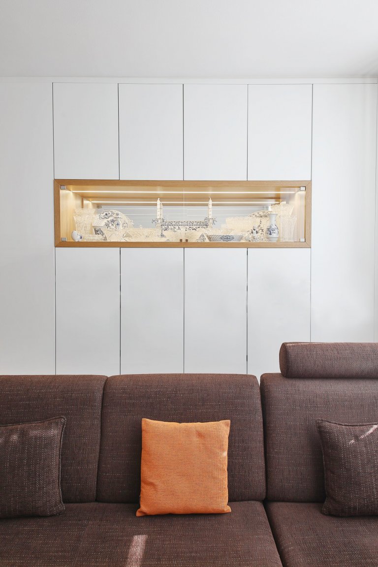 Interiér přízemí rodinného domku v Modřanech.&nbsp; Starší pár chtěl zrekonstruovat část domku, kde dlouho bydlela jejich babička. Obývací pokoj a kuchyň jsme…