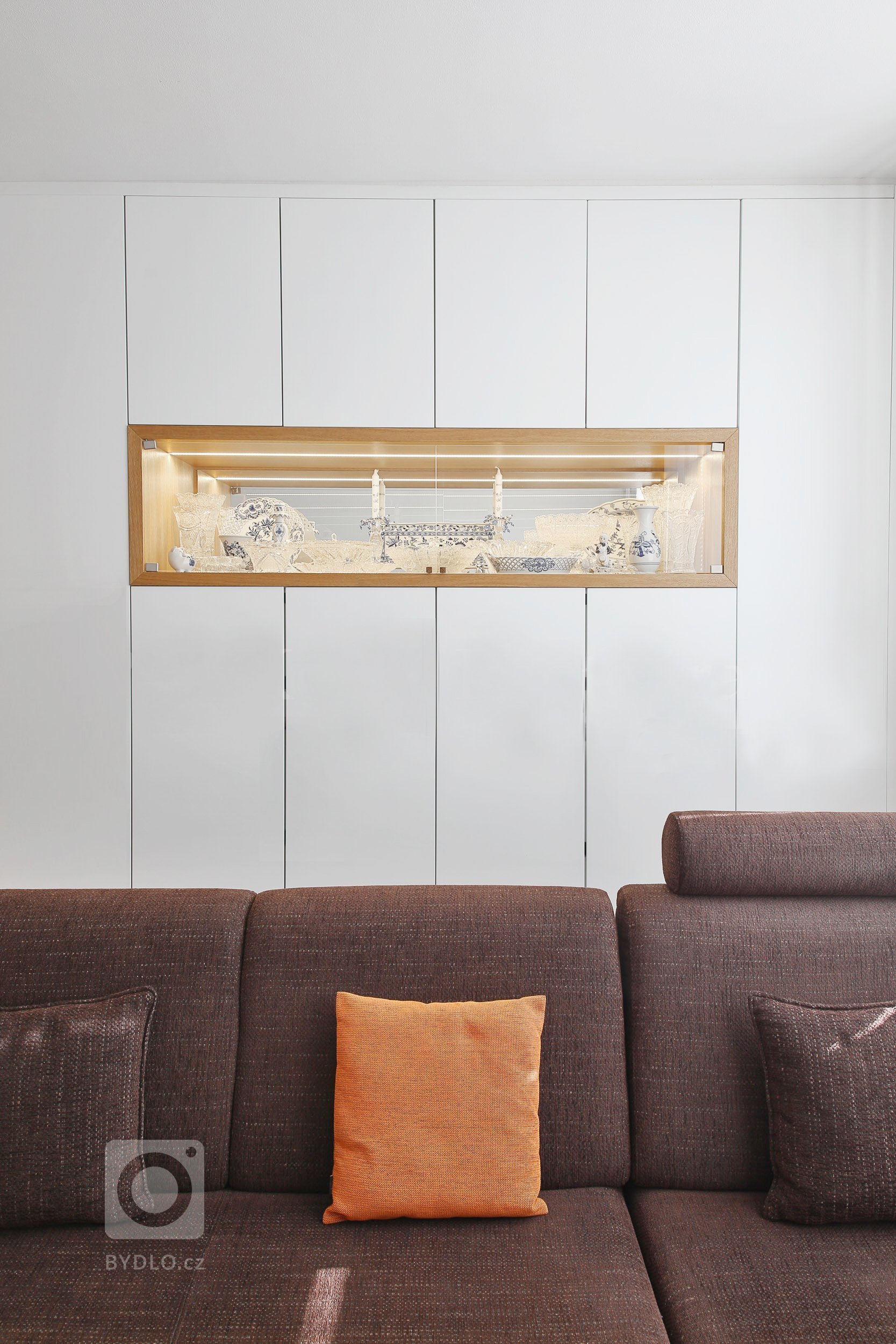 Interiér přízemí rodinného domku v Modřanech.&nbsp; Starší pár chtěl zrekonstruovat část domku, kde dlouho bydlela jejich babička. Obývací pokoj a kuchyň jsme…