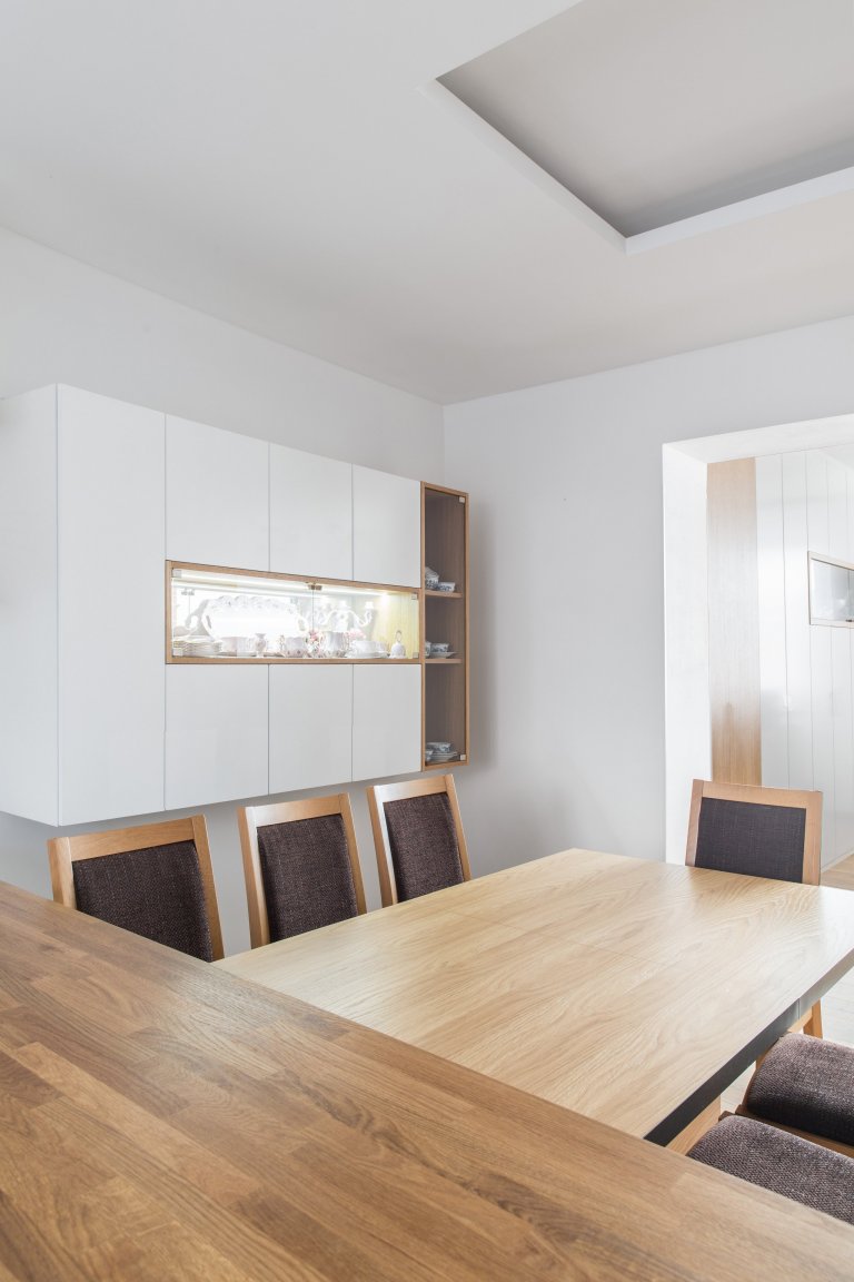 Interiér přízemí rodinného domku v Modřanech.&nbsp; Starší pár chtěl zrekonstruovat část domku, kde dlouho bydlela jejich babička. Obývací pokoj a kuchyň jsme…