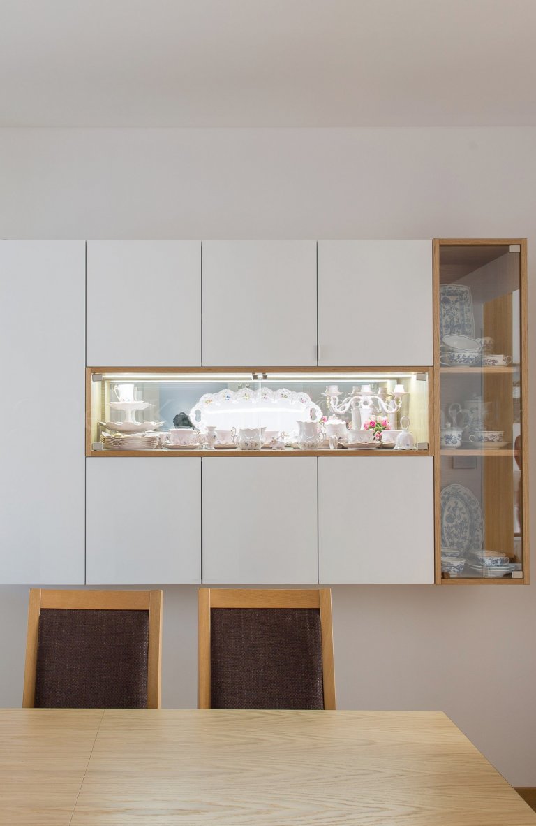 Interiér přízemí rodinného domku v Modřanech.&nbsp; Starší pár chtěl zrekonstruovat část domku, kde dlouho bydlela jejich babička. Obývací pokoj a kuchyň jsme…