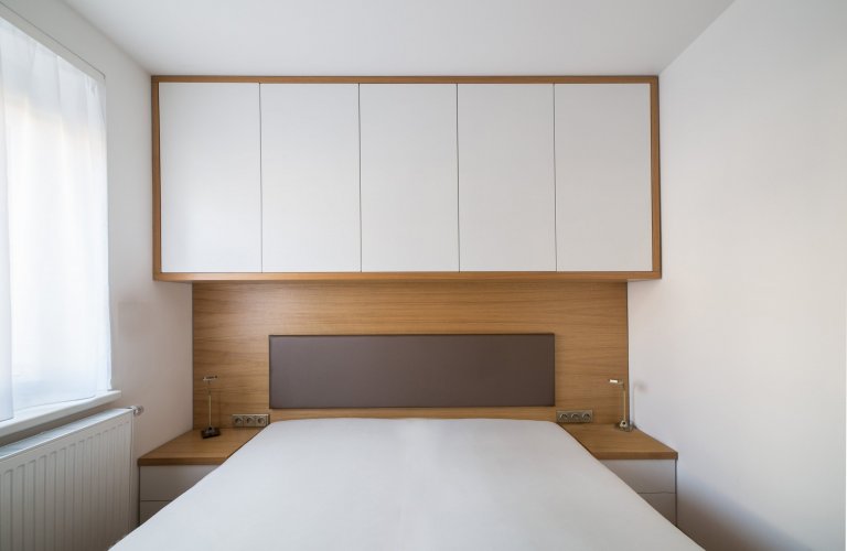 Interiér přízemí rodinného domku v Modřanech.&nbsp; Starší pár chtěl zrekonstruovat část domku, kde dlouho bydlela jejich babička. Obývací pokoj a kuchyň jsme…